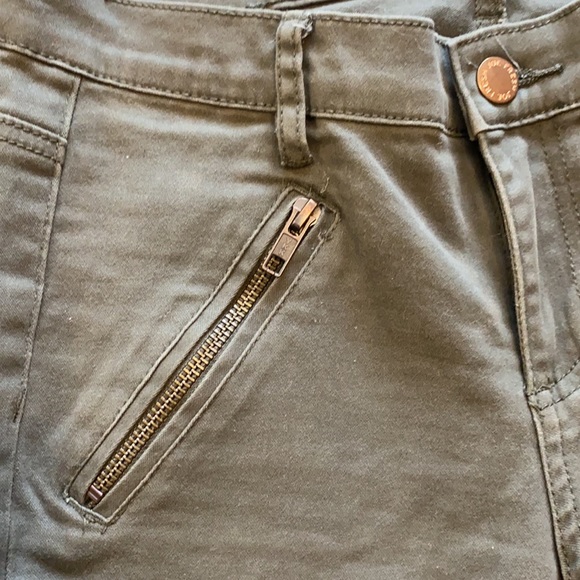 Woman’s Ultra Slim Stretch Soft Denim Jean - Picture 3 of 6